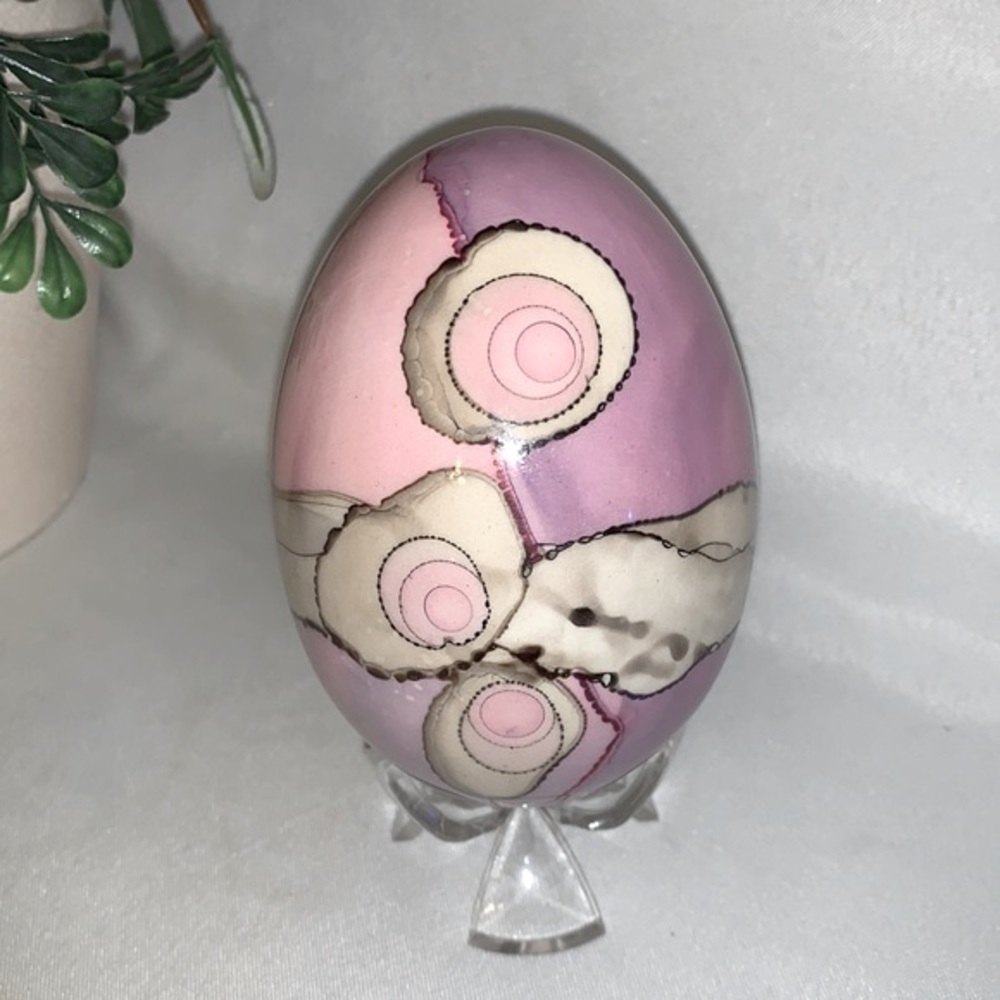 Beautiful vintage Signed 1990 Fredrick Francis decorative porcelain egg